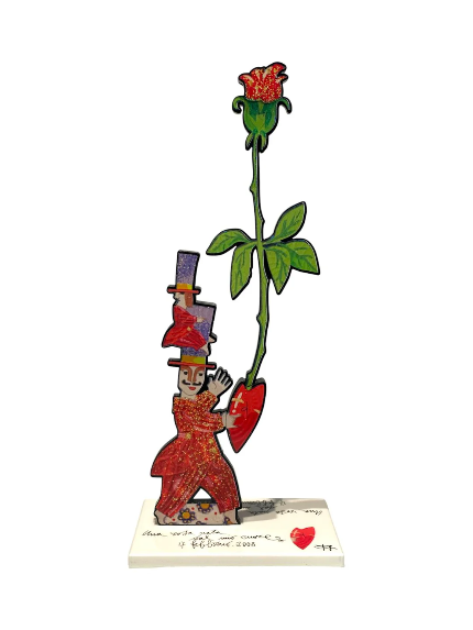 Una rosa nata dal mio cuore di Francesco Musante, scultura in resina in edizione limitata con figura femminile, cuore rosso e rosa.