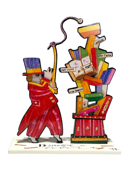 Domatore di libri di Francesco Musante, scultura in resina in edizione limitata con personaggio e pila di libri colorati.