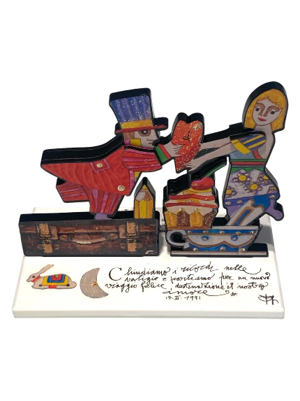 Chiudiamo i ricordi nelle valigie di Francesco Musante, scultura in resina in edizione limitata con figure, cuore e valigia decorata.