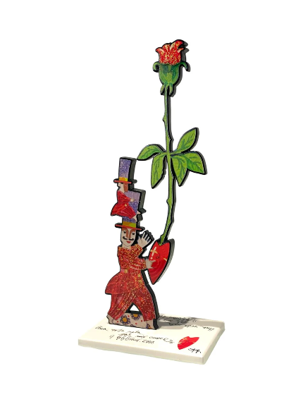 Una rosa nata dal mio cuore di Francesco Musante, scultura in resina in edizione limitata con figura femminile, cuore rosso e rosa.