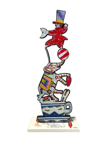 Rubo una luna alla notte di Francesco Musante, scultura in resina in edizione limitata con personaggio in equilibrio e luna crescente.