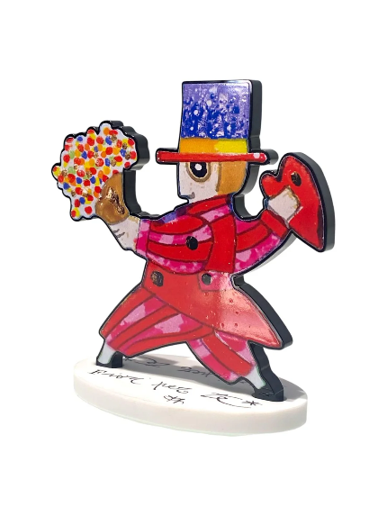 Fiori per te di Francesco Musante, scultura in resina in edizione limitata con personaggio, mazzo di fiori colorati e cuore rosso.