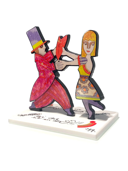 Noi due, solo noi due di Francesco Musante, scultura in resina in edizione limitata con coppia di figure e cuore rosso simbolo d'amore.