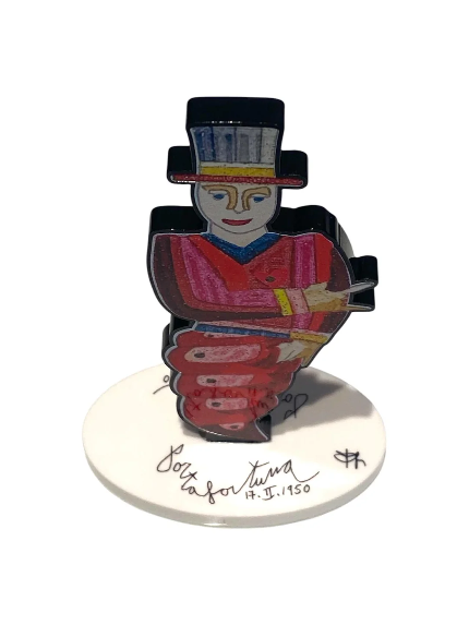 Portafortuna di Francesco Musante, scultura in resina in edizione limitata con figura stilizzata simbolo di fortuna e positività.