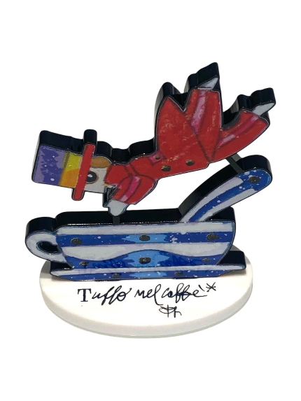 Tuffo nel caffè di Francesco Musante, scultura in resina in edizione limitata con personaggio che si tuffa in una tazzina di caffè.