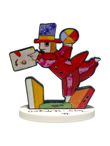 Giocando con i libri di Francesco Musante, scultura in resina in edizione limitata con personaggio e libri colorati.
