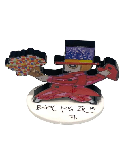 Fiori per te di Francesco Musante, scultura in resina in edizione limitata con personaggio, mazzo di fiori colorati e cuore rosso.