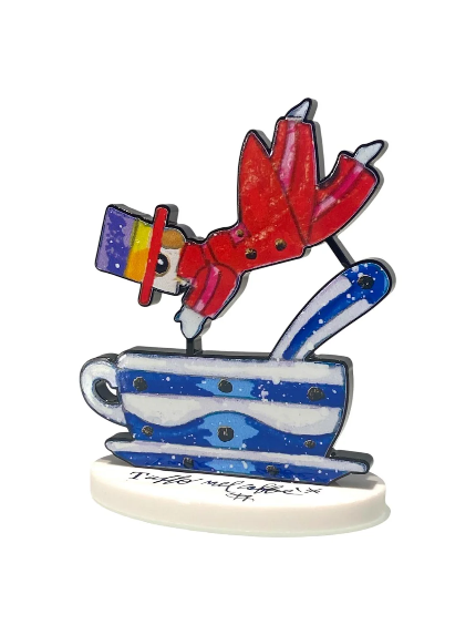 Tuffo nel caffè di Francesco Musante, scultura in resina in edizione limitata con personaggio che si tuffa in una tazzina di caffè.
