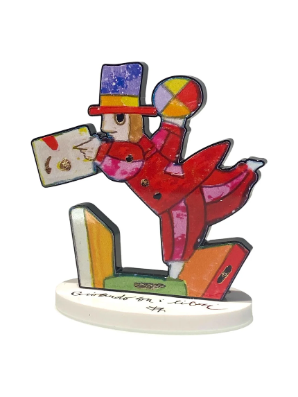 Giocando con i libri di Francesco Musante, scultura in resina in edizione limitata con personaggio e libri colorati.