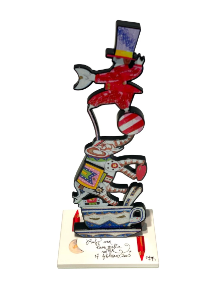 Rubo una luna alla notte di Francesco Musante, scultura in resina in edizione limitata con personaggio in equilibrio e luna crescente.