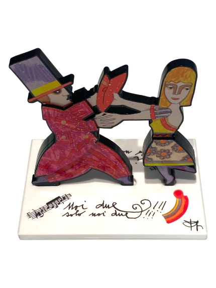 Noi due, solo noi due di Francesco Musante, scultura in resina in edizione limitata con coppia di figure e cuore rosso simbolo d'amore.