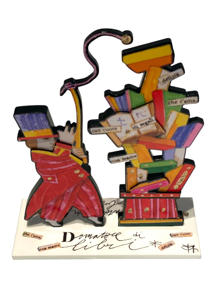 Domatore di libri di Francesco Musante, scultura in resina in edizione limitata con personaggio e pila di libri colorati.