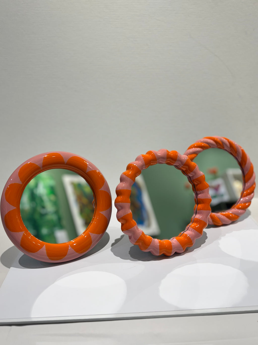 SET 3 SPECCHI DESIGN POP – CERAMICA DIPINTA A MANO (ROSA/ARANCIO
