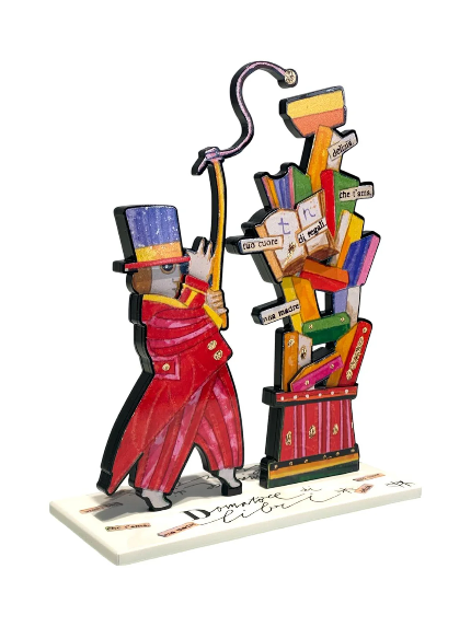 Domatore di libri di Francesco Musante, scultura in resina in edizione limitata con personaggio e pila di libri colorati.
