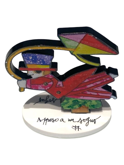 Appeso a un sogno di Francesco Musante, scultura in resina in edizione limitata con personaggio sospeso a un aquilone colorato.