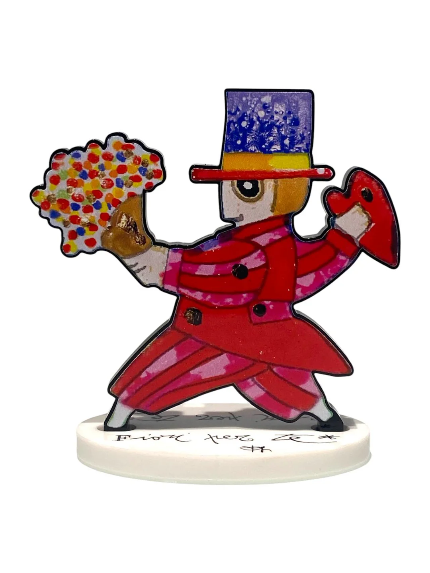 Fiori per te di Francesco Musante, scultura in resina in edizione limitata con personaggio, mazzo di fiori colorati e cuore rosso.