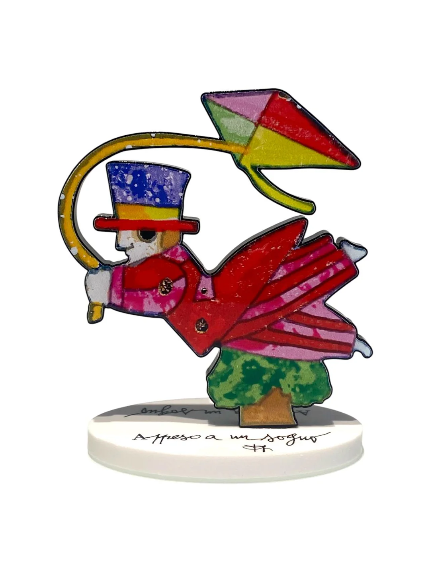Appeso a un sogno di Francesco Musante, scultura in resina in edizione limitata con personaggio sospeso a un aquilone colorato.