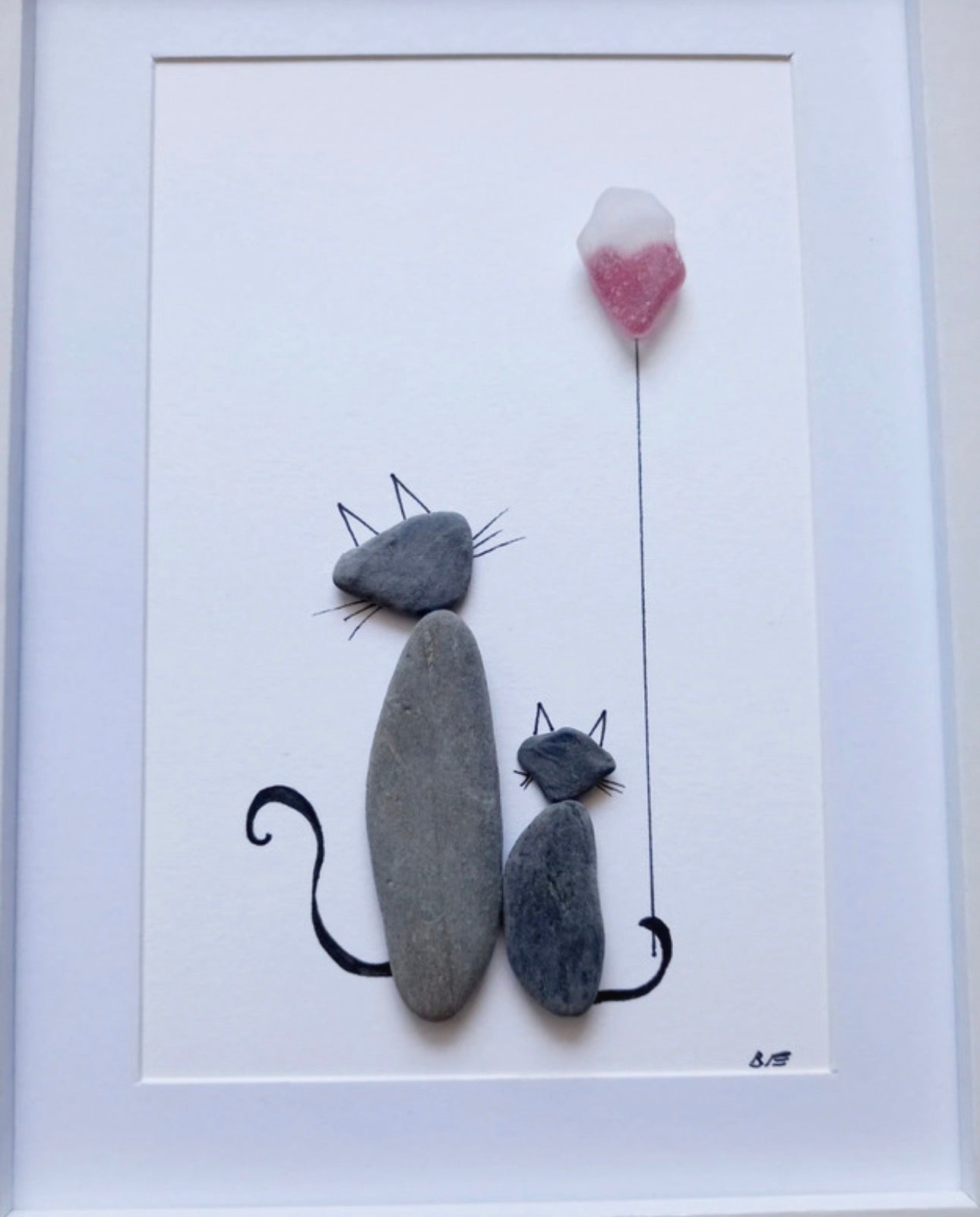 Quadro artigianale con ciottoli e vetro di mare – Gatti con palloncino cuore