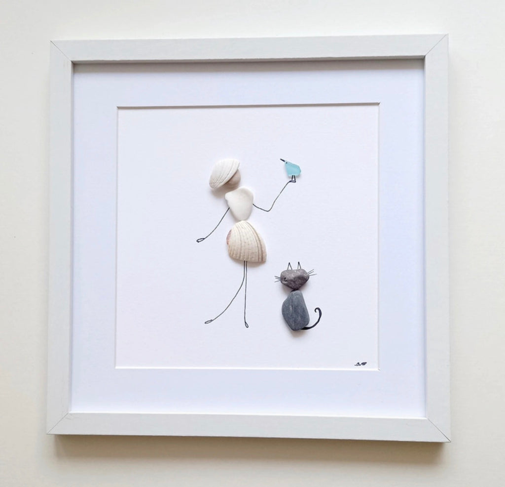 Quadro artigianale con conchiglie e vetro di mare – Bambina con gatto