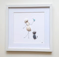 Quadro artigianale con conchiglie e vetro di mare – Bambina con gatto