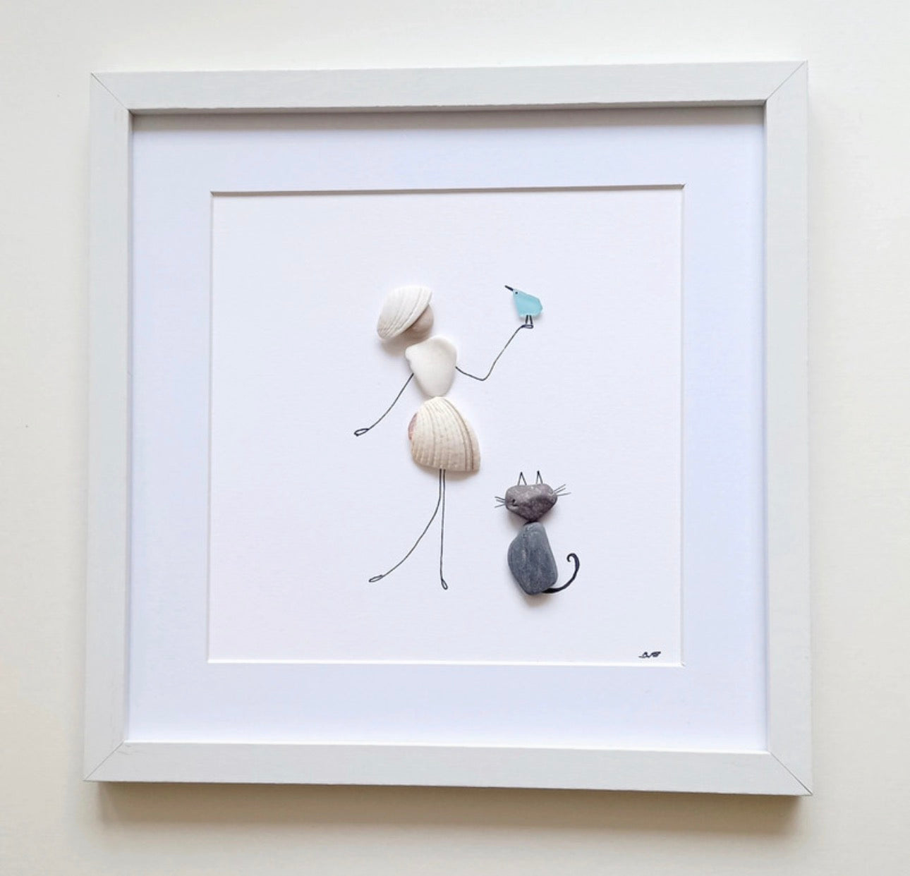 Quadro artigianale con conchiglie e vetro di mare – Bambina con gatto