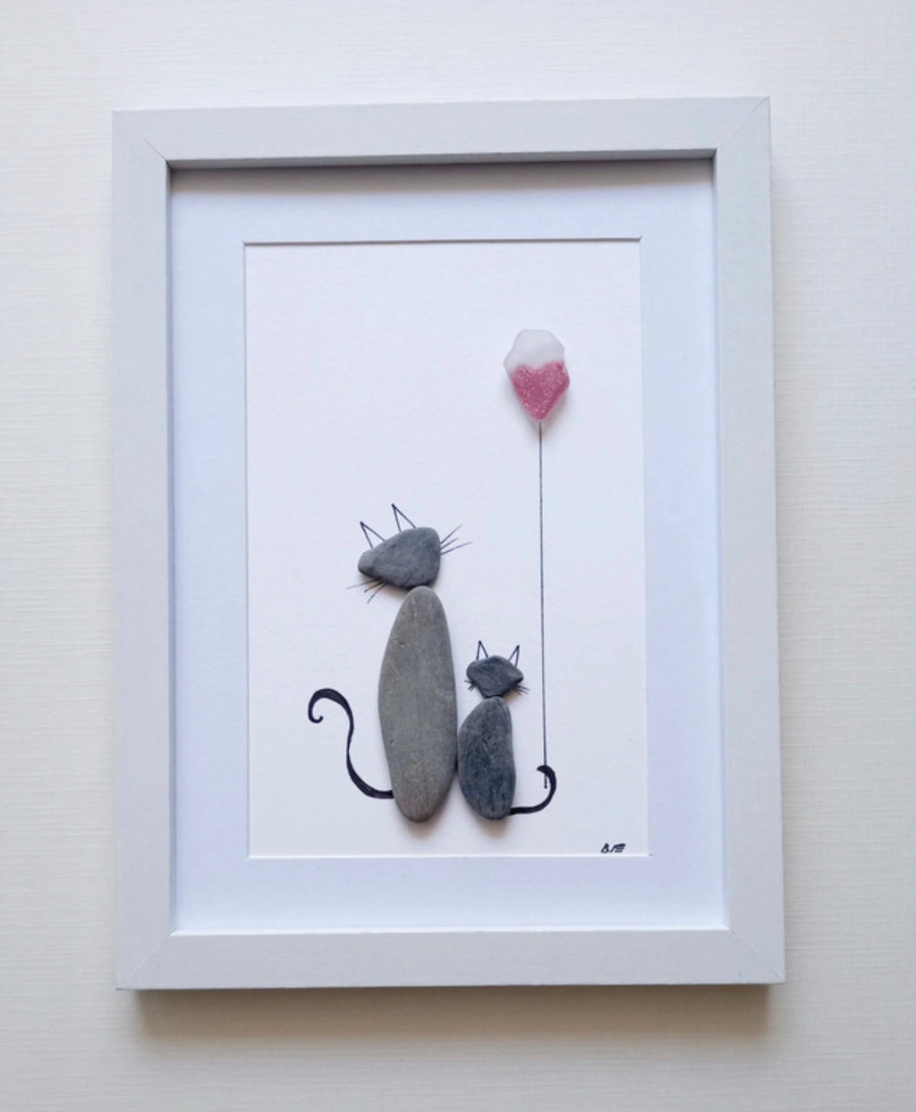 Quadro artigianale con ciottoli e vetro di mare – Gatti con palloncino cuore