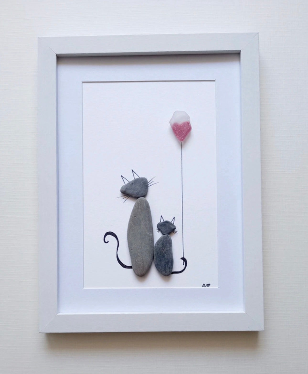 Quadro artigianale con ciottoli e vetro di mare – Gatti con palloncino cuore